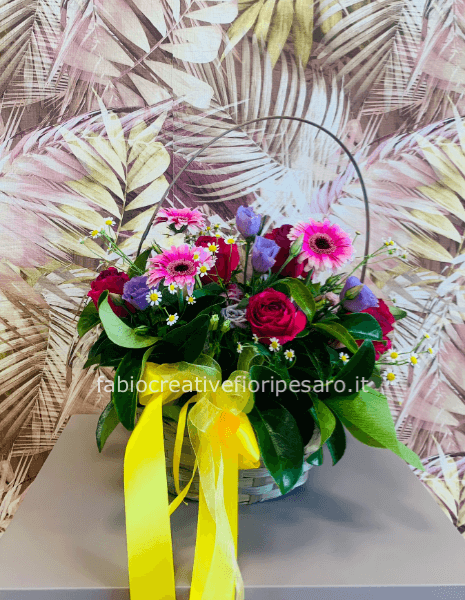 Composizione Floreale su Cestino con Manico – Colori di Stagione in un’Atmosfera Rustica 🌼