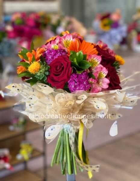 Bouquet colorato con fiorì e colori di stagione e disponibile del giorno