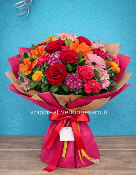 Bouquet colorato con fiorì e colori di stagione e disponibile del giorno