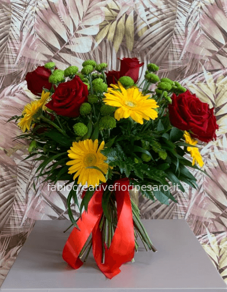 Bouquet Rose Rosse e Fiori di Stagione – Amore con un Tocco di Natura ❤️🌸