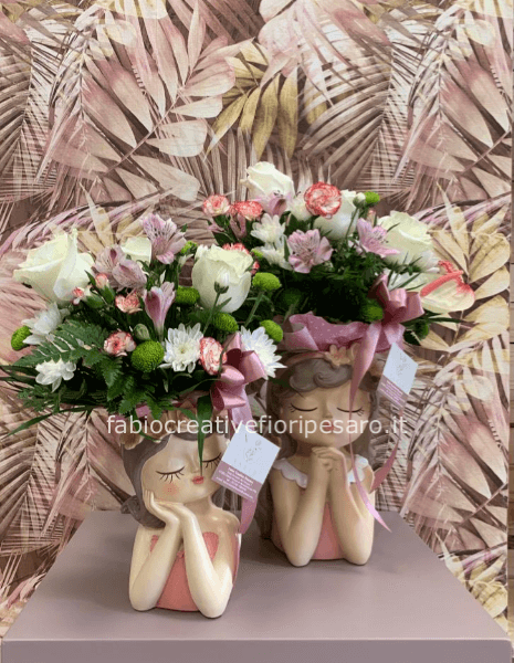 Composizione Floreale su Vaso “Testa di Ragazza” – Eleganza e Creatività 🌸💁‍♀️