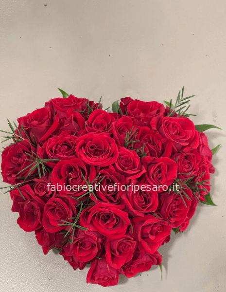 Composizione Cuore di Rose Rosse – Amore che Prende Forma ❤️🌹