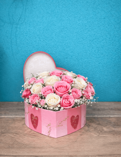 Flower box a cuore con rose rosa e bianche – Dolcezza ed eleganza in perfetto equilibrio 🌸🤍