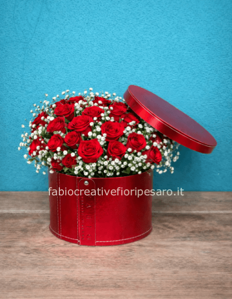 Flower box con rose rosse e gipsofila – Eleganza classica dal forte impatto 🌹✨