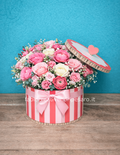 Flower box con rose rosa e bianche – Delicatezza, romanticismo e armonia 🌸🎀