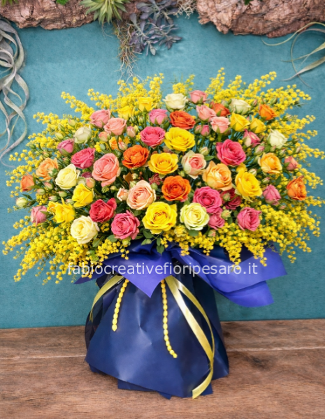 🌹 Bouquet Rose miste e Mimosa – Colore, eleganza e armonia 🌼✨