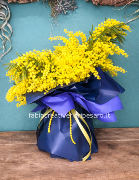 💛 Bouquet Sole di Mimosa – Eleganza luminosa e simbolo di forza 🌼✨